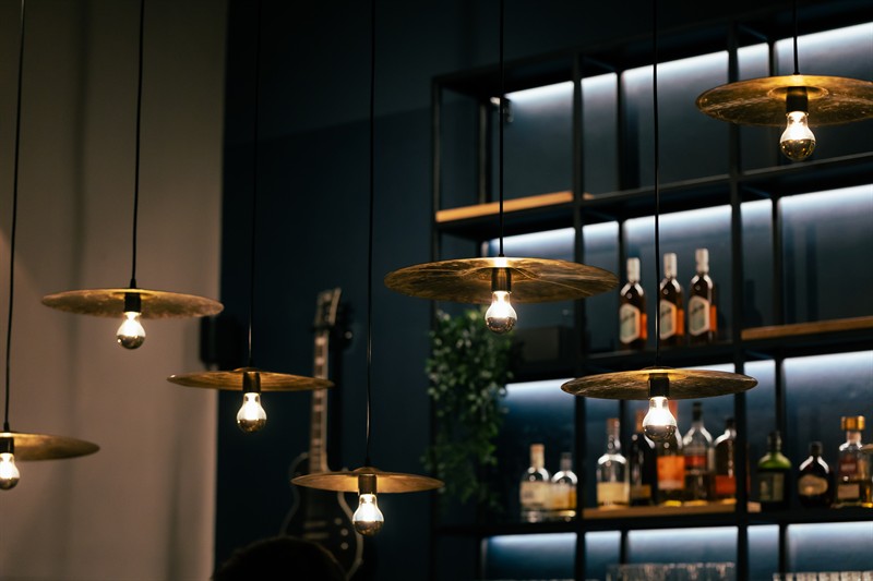 Pendant lamps and shelves in the quiet room